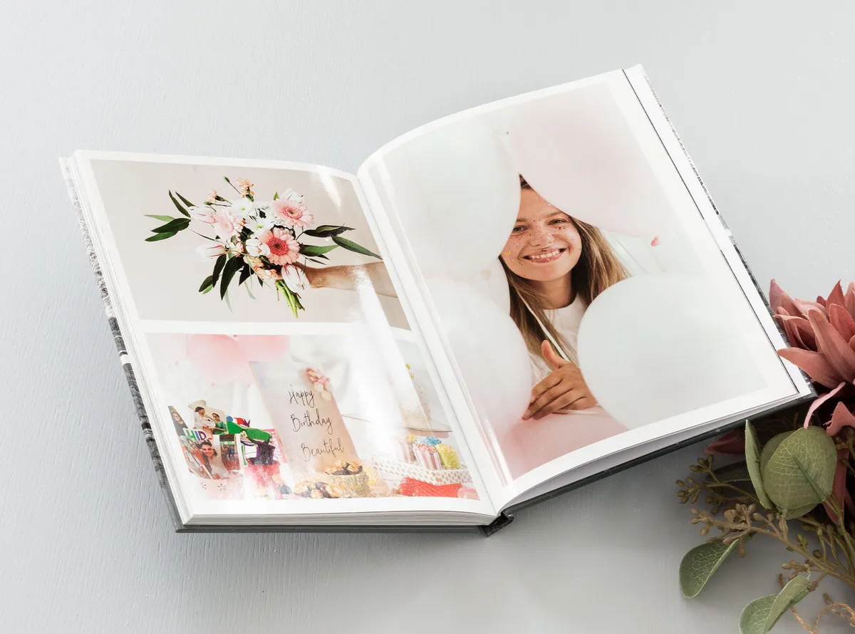 Fotobuch zum 20. Geburtstag mit Luftballons im Hintergrund 
