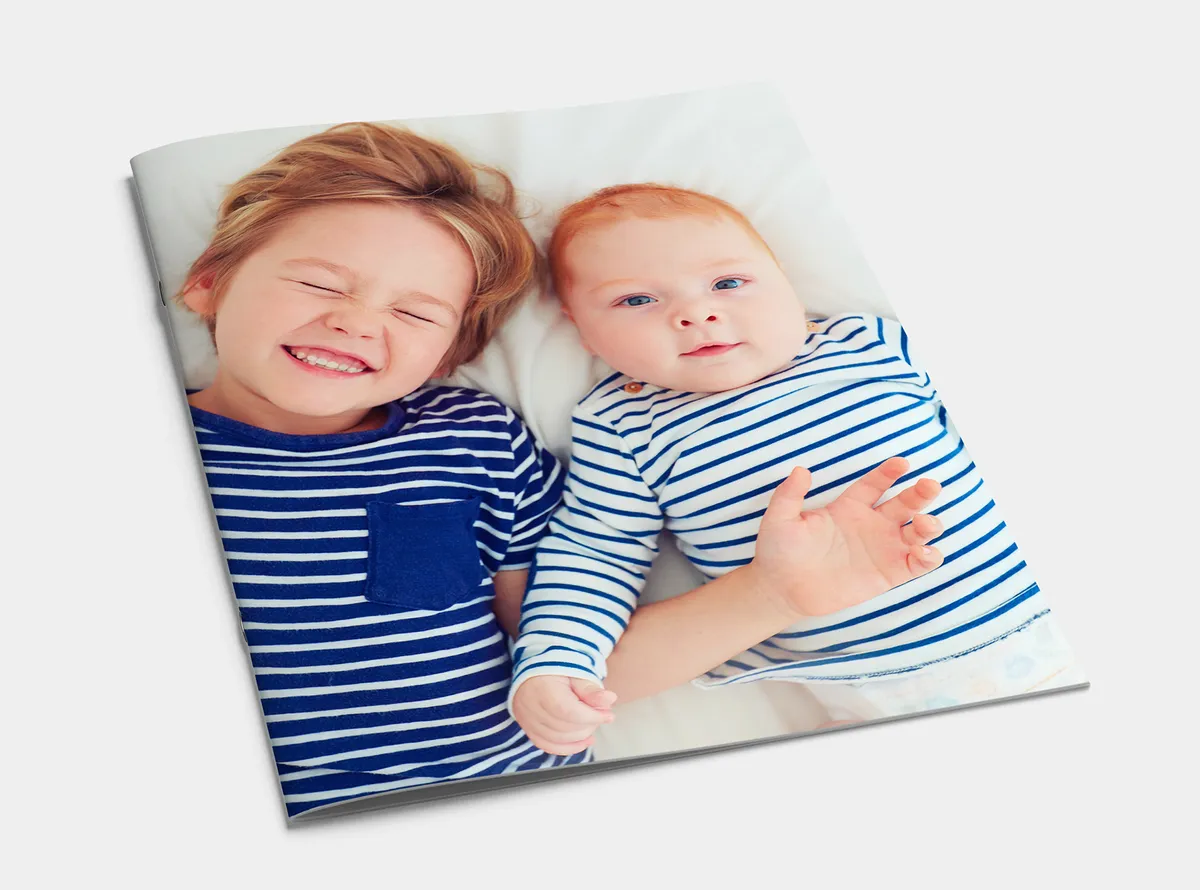 Fotoheft A4 hoch - Mit Coverbild von Kind und Baby, die nebeneinander liegen