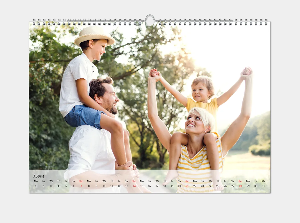 Wandkalender mit einer Frau die in einer Hängematte am Strand liegt.