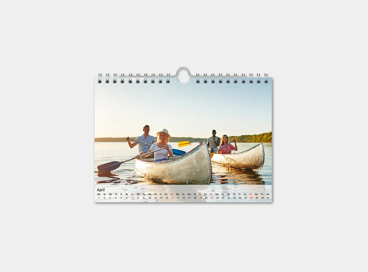 Kleiner A5 Wandkalender im Querformat mit Menschen auf einem Feld.