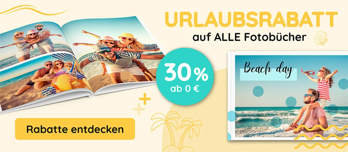Fotobücher mit Urlaubsbildern einer Familie auf einem türkisen Hintergrund und ein Rabatt-Badge mit 30% Rabatt