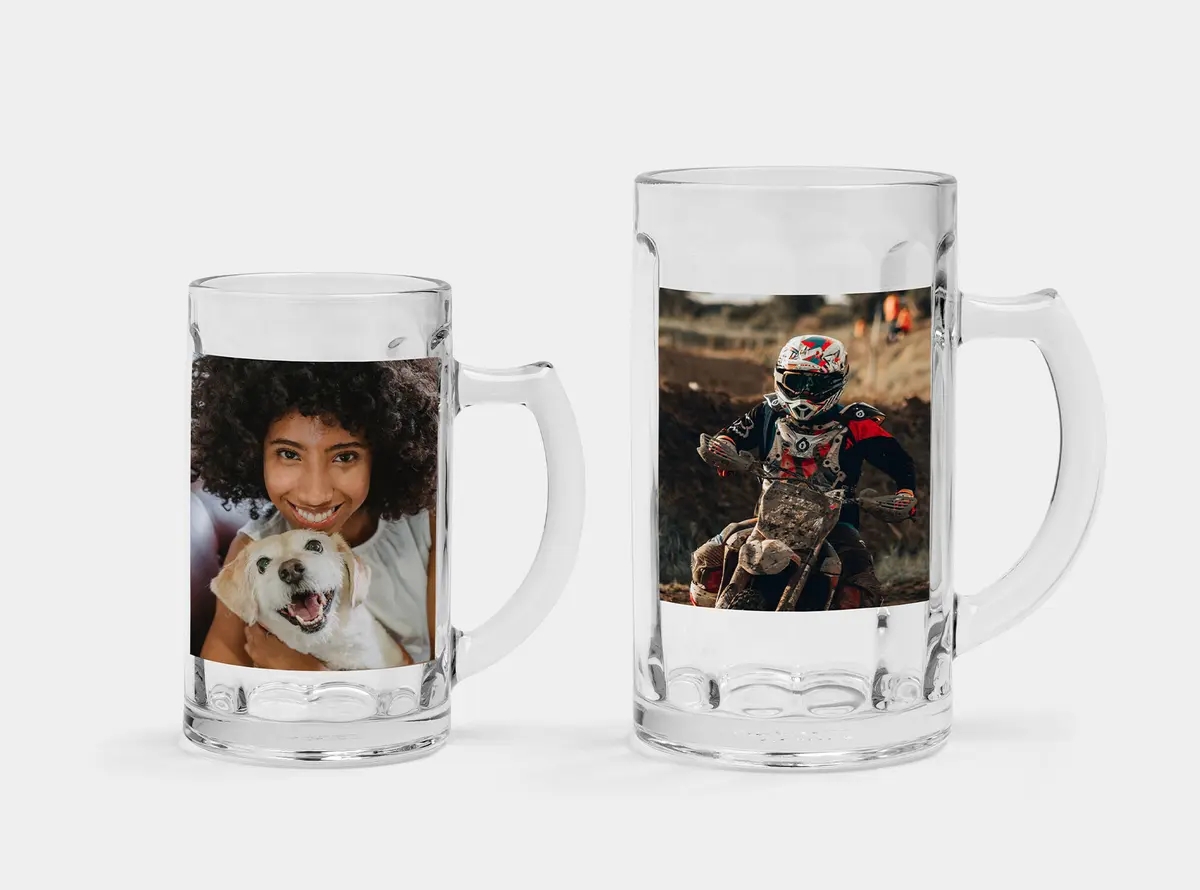 Bierglas mit Foto von Frau mit Hund und einem Motorradfahrer